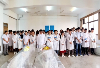 解剖课前党员教师缪化春带领员工进行默哀仪式